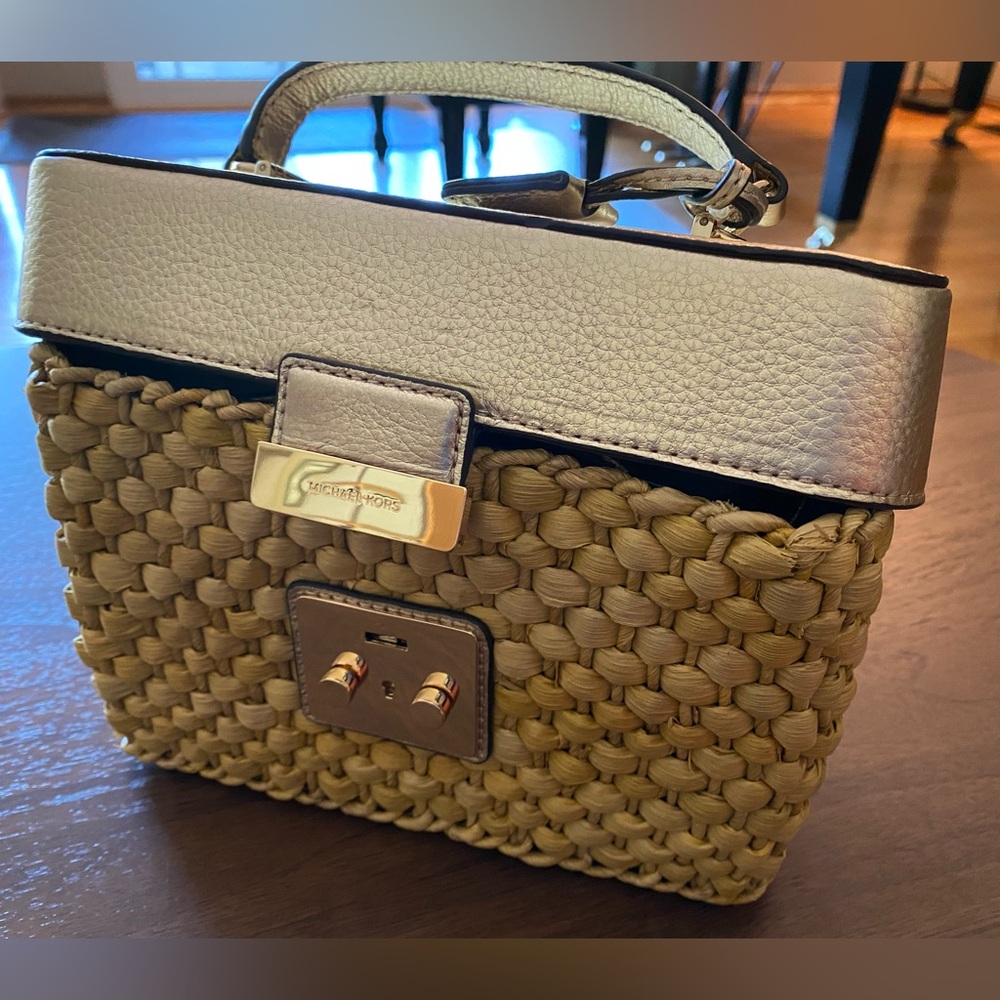 New with Tag - MICHAEL KORS
Straw Gabriella Satchel